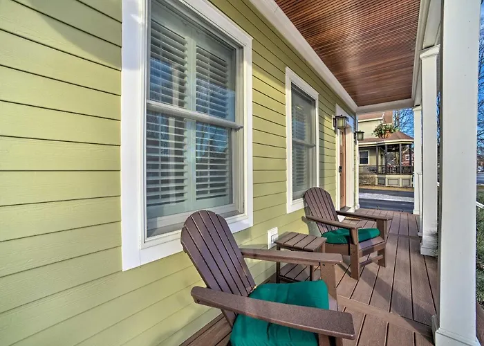 Stunning House W/ Deck, Game Room & Home Gym!
