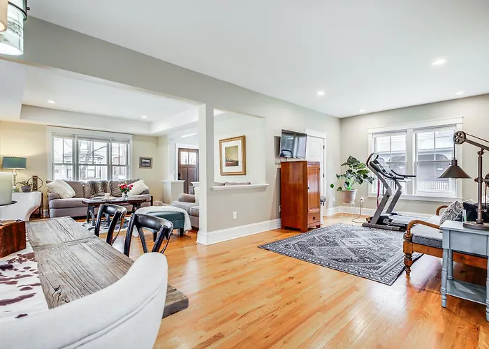 Elegant Saratoga Springs Stay: Walk To Town, Track