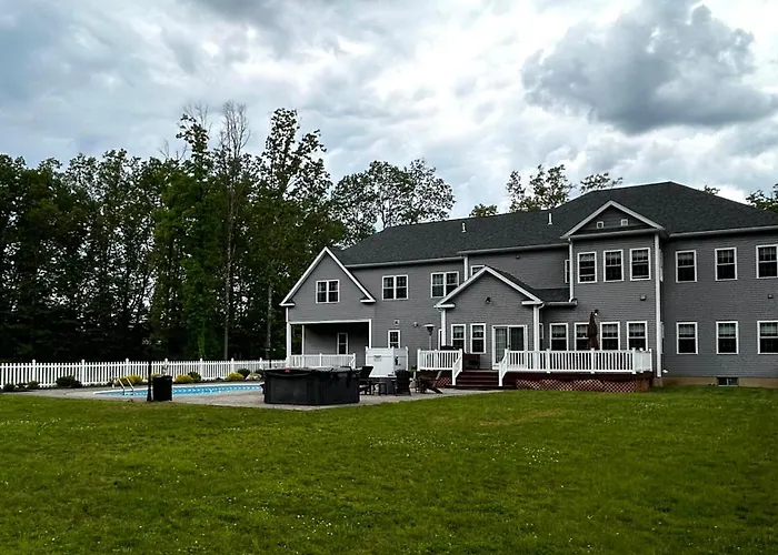 Saratoga Oasis: 9-Bedroom Retreat with Heated Pool and Hot Tub