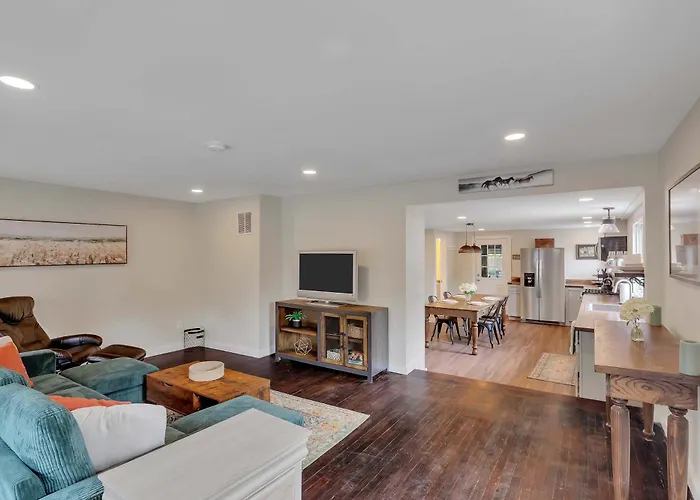 Charming Family Saratoga Home Walk To Track & Downtown