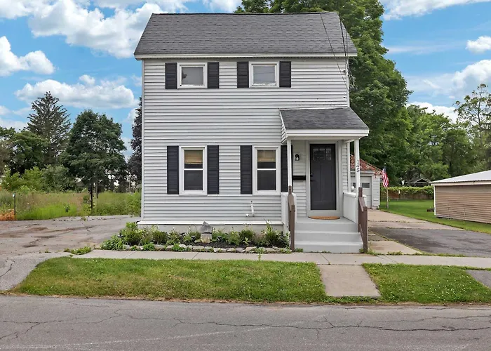 Charming Family Saratoga Home Walk To Track & Downtown